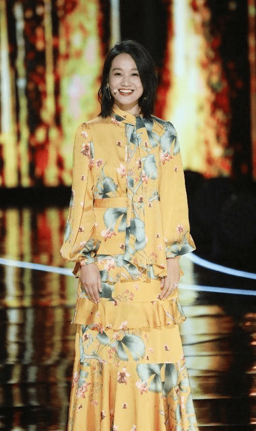 朱丹为博了眼球,化浓妆还是尽显老态,还不如自然点漂亮!