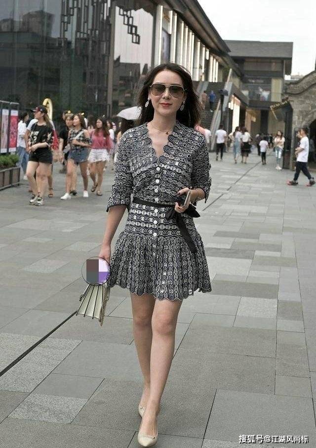 美女街拍80后时尚辣妈呈现出一种非常自然的美感
