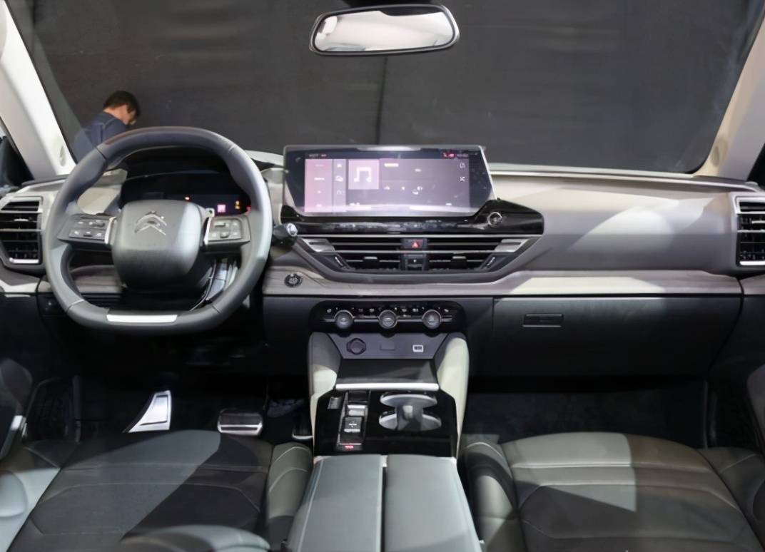 内饰方面,雪铁龙总算学会了顺应主流趋势,车内布局现代科幻感极强,12