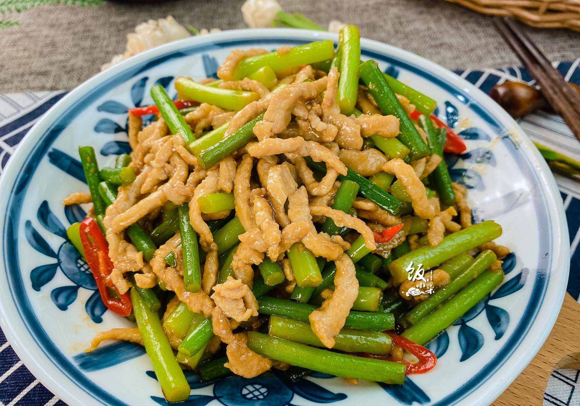 原创炒蒜苔时要不要先焯水很多人做错了难怪不入味口感差