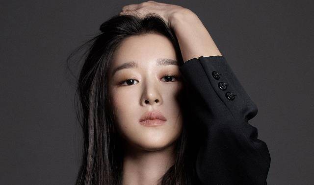 因遭韩国媒体《dispatch》爆料受到徐睿知操控,金正贤与前女友徐睿知