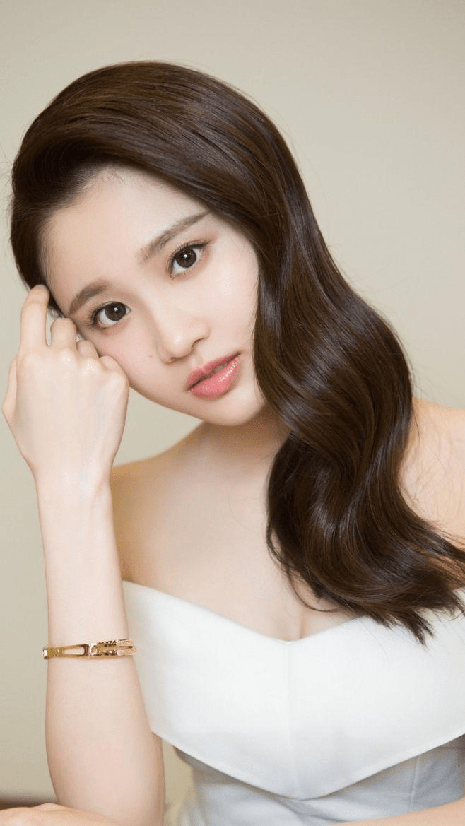 原创巩俐和小28岁张慧雯同穿白裙终于明白气质与年龄哪个更重要