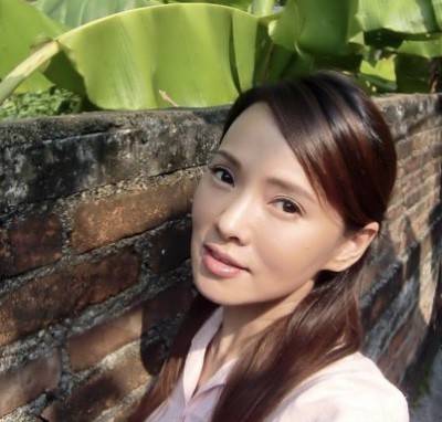 庾澄庆妻子张嘉欣与前妻伊能静对比,差距真的太大,难怪庾妈妈只_选手