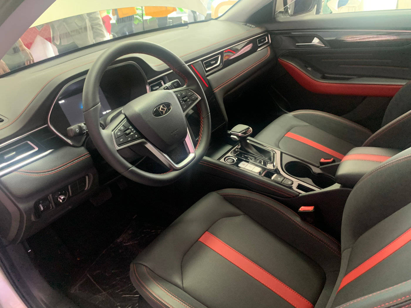 思皓a5流沙金版金色车身掀背造型15t动力配l2级辅助驾驶