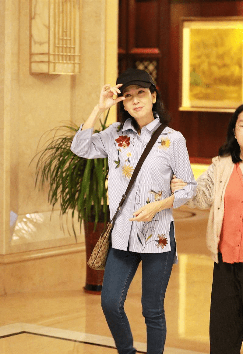 原创58岁叶童挺真实和大3岁陈美琪同框更像姐姐小腹微露也不减分