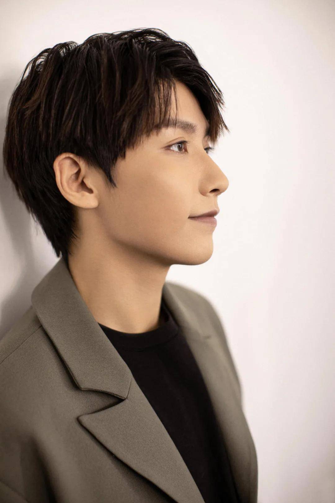 贾征宇时尚写真曝光 自信不张扬 锋锐不外露