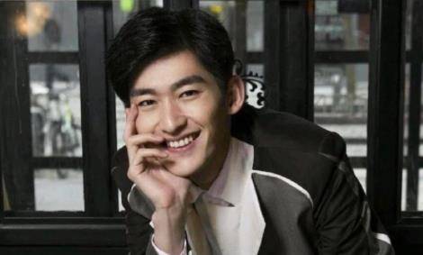 张翰张翰家里非常的有钱,妈妈是医生,爸爸是企业家,上学的时候已经是