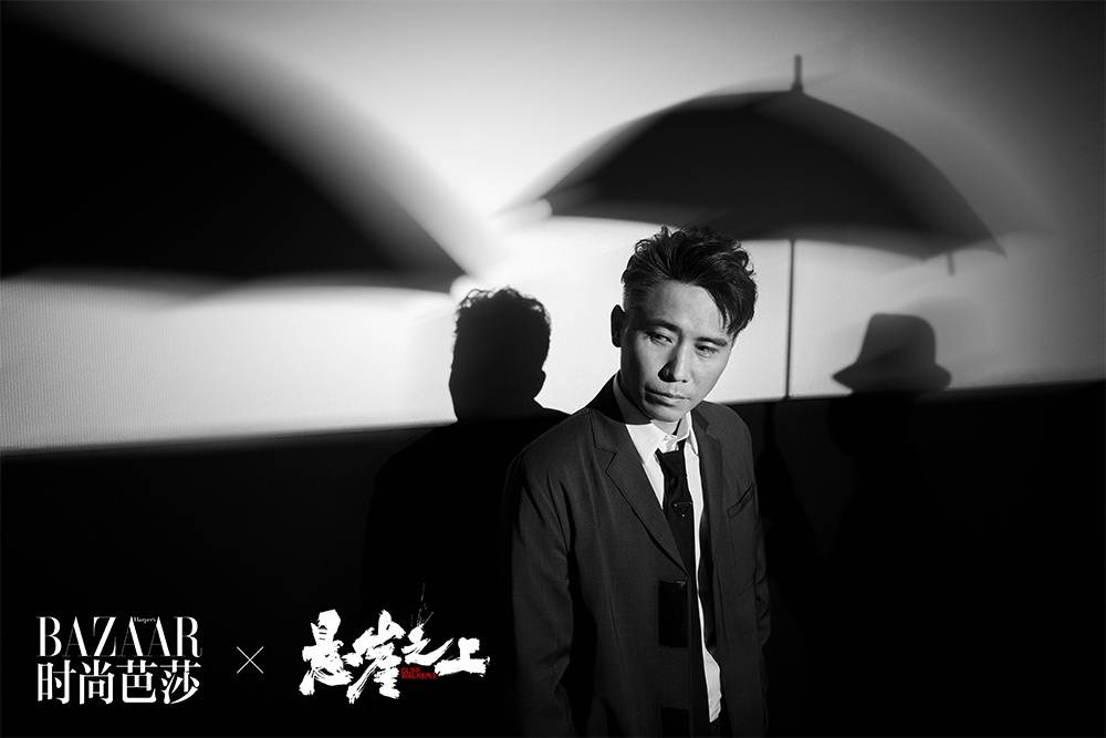 张艺谋悬崖之上黑白特工大片全网热度激增持续领跑五一档