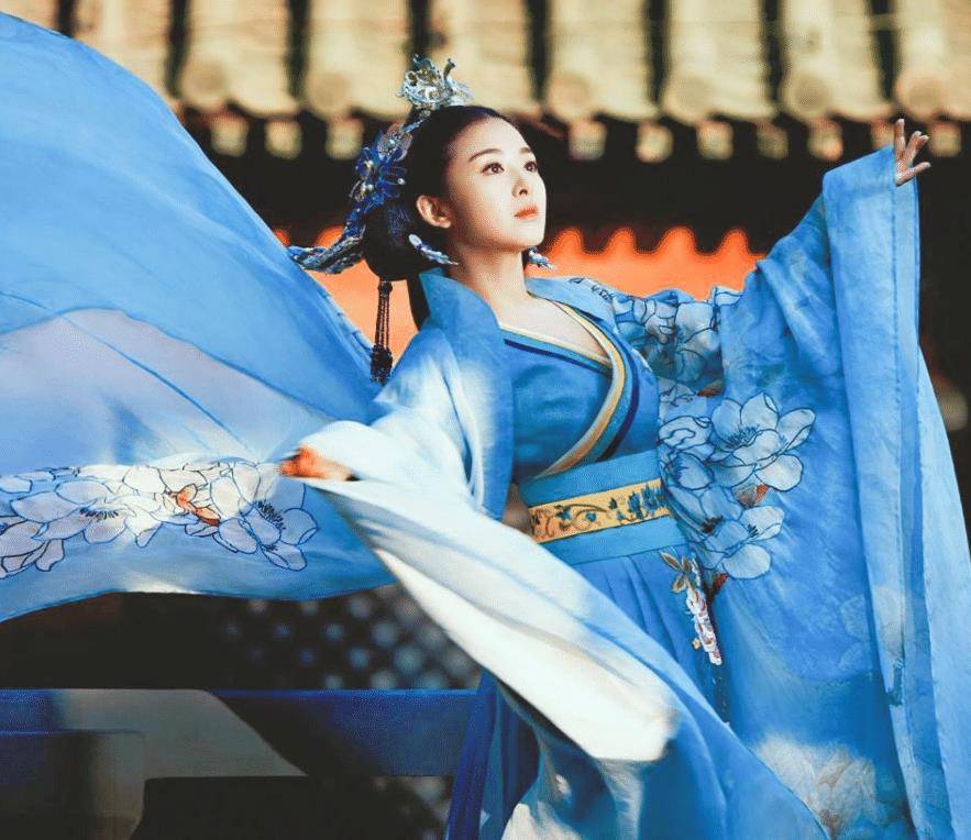 32岁张含韵逆袭翻身,首次演甜宠古装剧,合作当红小鲜肉很有排面