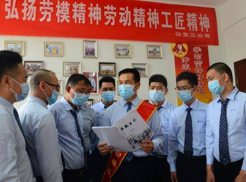 省劳模李福斌上党课 学习党史共忆入党初心