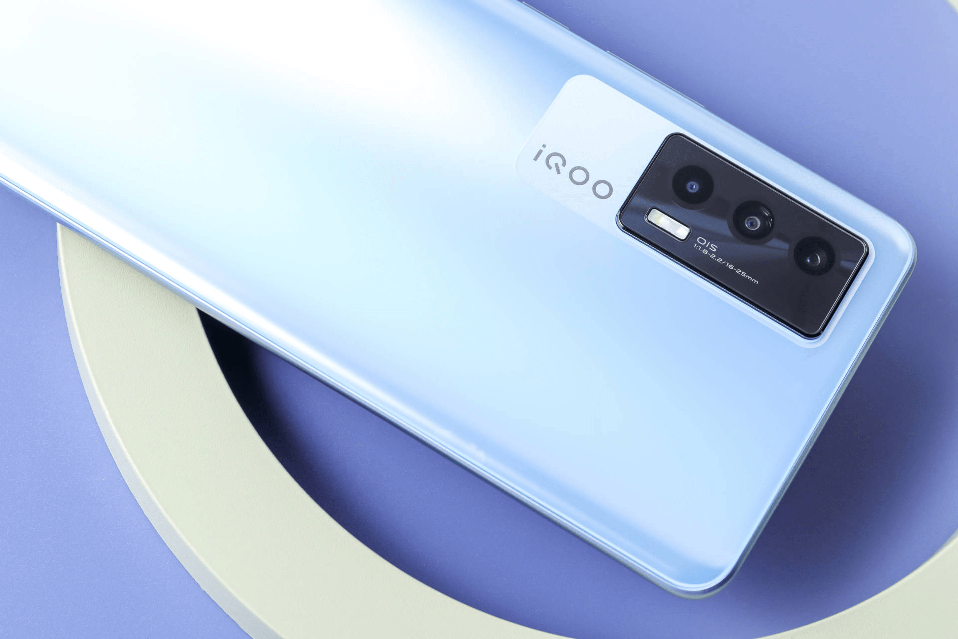 iqoo neo5的机身颇为轻薄,重量约为196g,握持在手中并不觉得沉重.