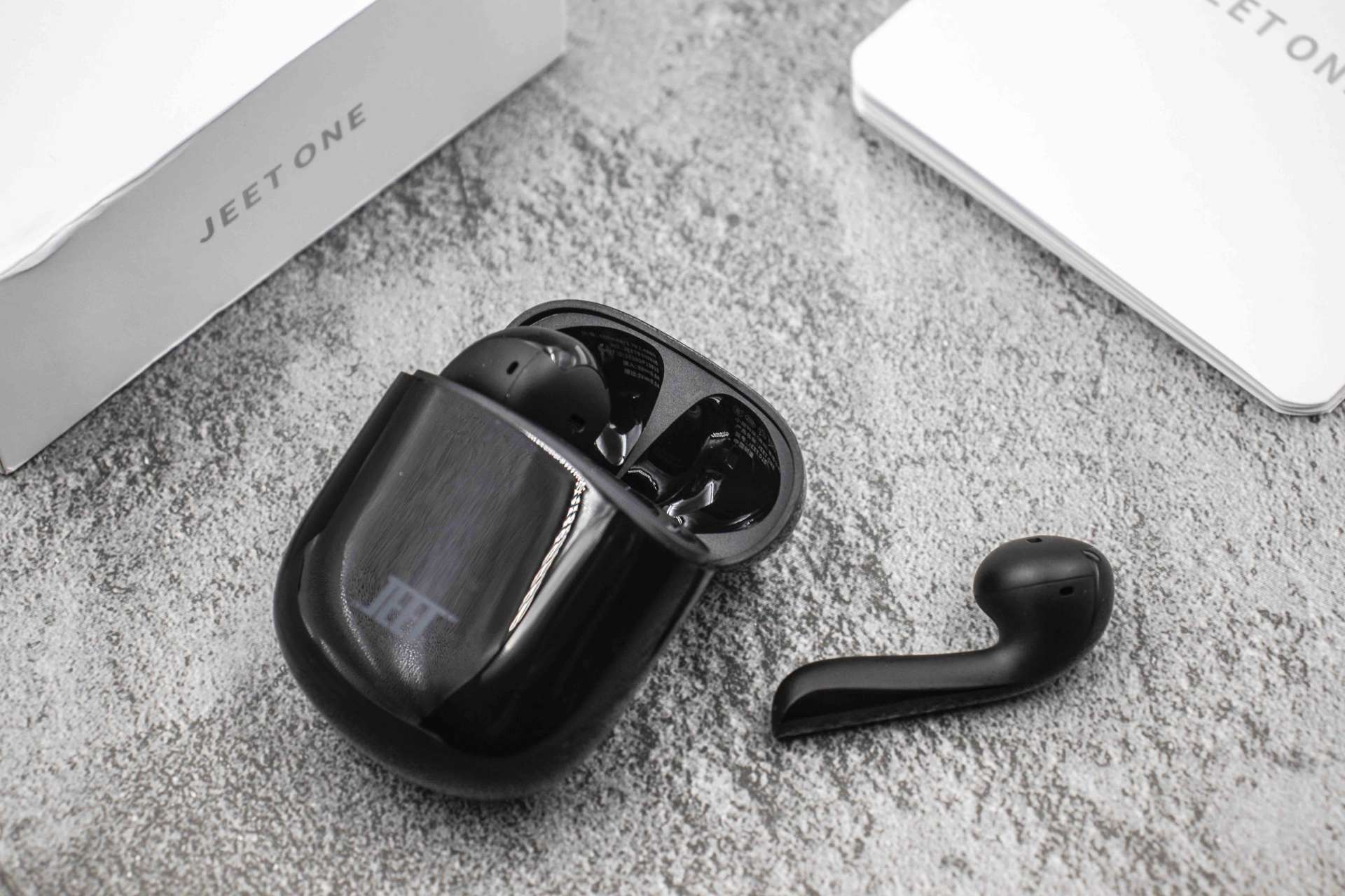 迷你小巧能和苹果无线耳机匹敌的jeetone