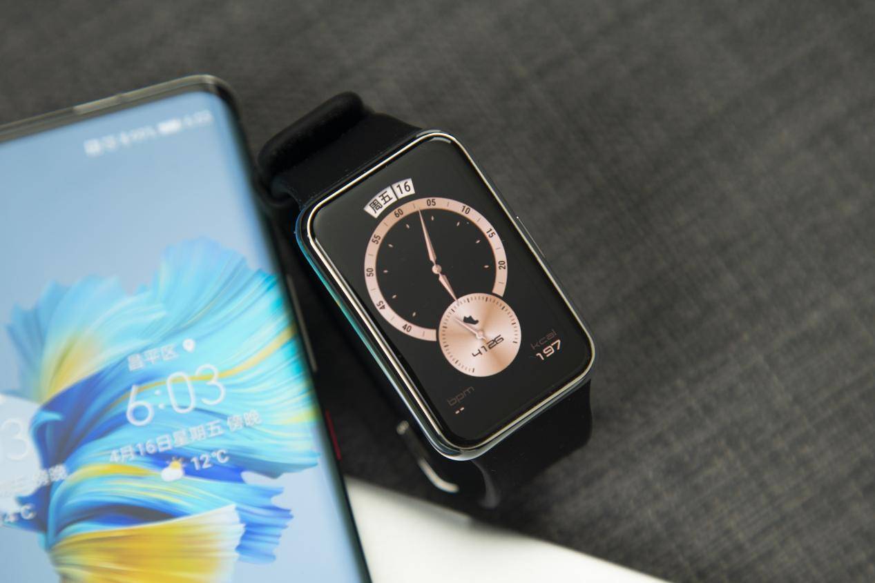 华为首款方形形态轻智能手表家族的全新成员——huawei watch fit雅致
