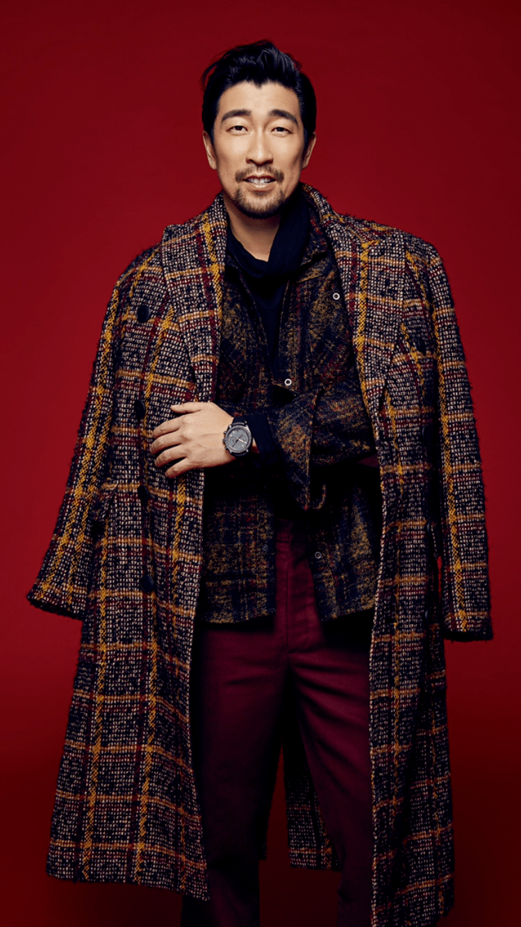 硬汉也有反差萌王千源穿休闲大衣拍写真笑起来迷住少女心