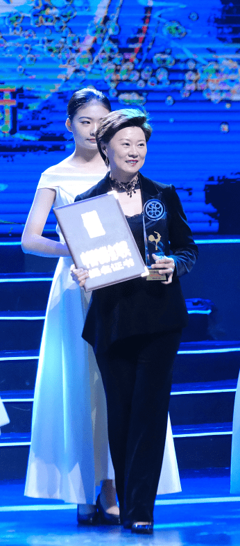 原创谢广坤媳妇的扮演者海燕私下的时候一点不土一身贵气很奢侈