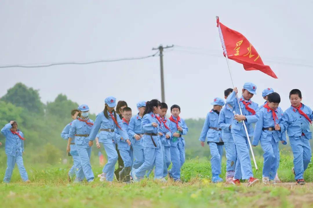 长沙市岳麓区白马实验小学韶山研学少年意志向前方能行歌万里