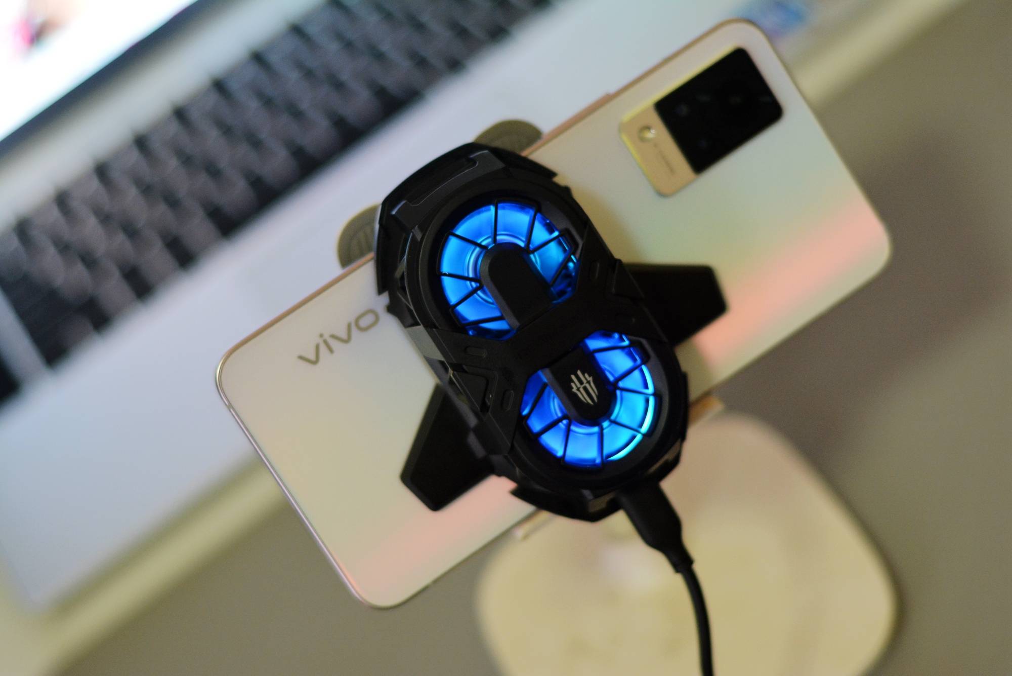 一款能够冰冻手机的散热器红魔双核散热背夹