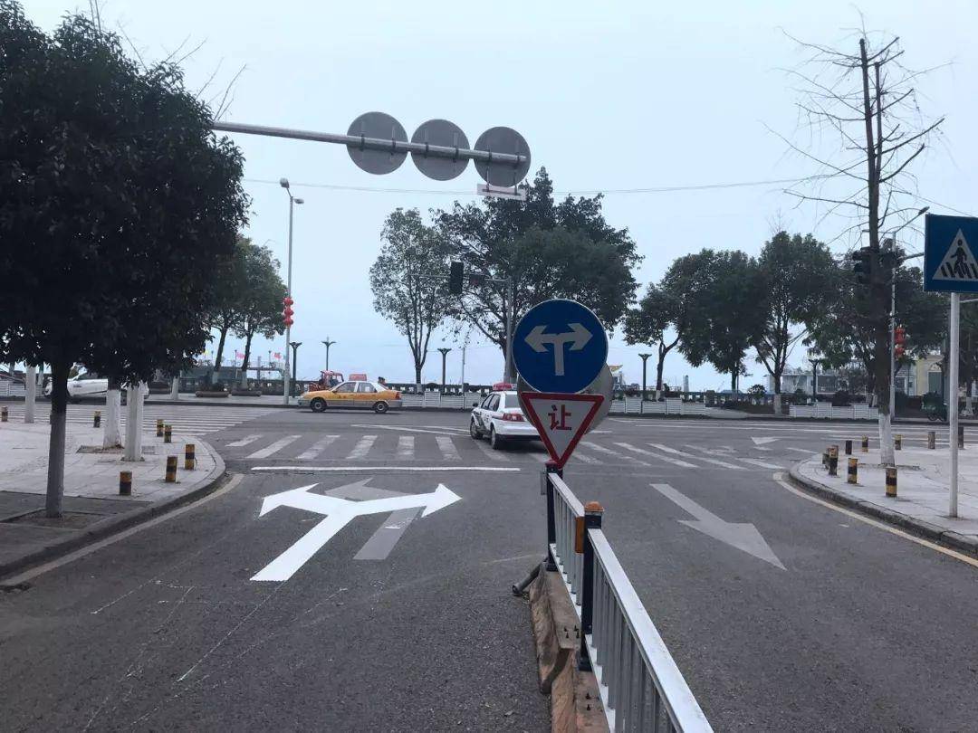 路口转弯违章再次调整,违者最高被扣8分罚款500,不少车主已中招