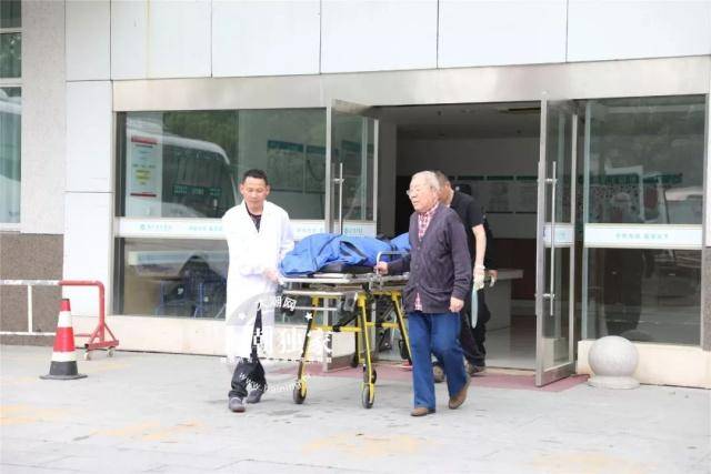 泪目 8旬老人跪倒妻子遗体面前 结婚50年双双做出一个决定 爷爷 泪目 8旬老人跪倒妻子遗体面前 结婚50年双双做出一个决定 爷爷