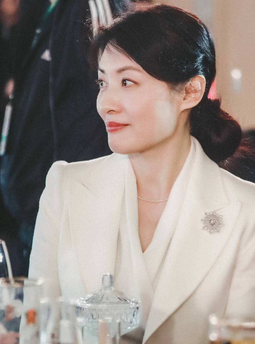 周涛穿白色西装气质优雅 干练大气显知性女人魅力