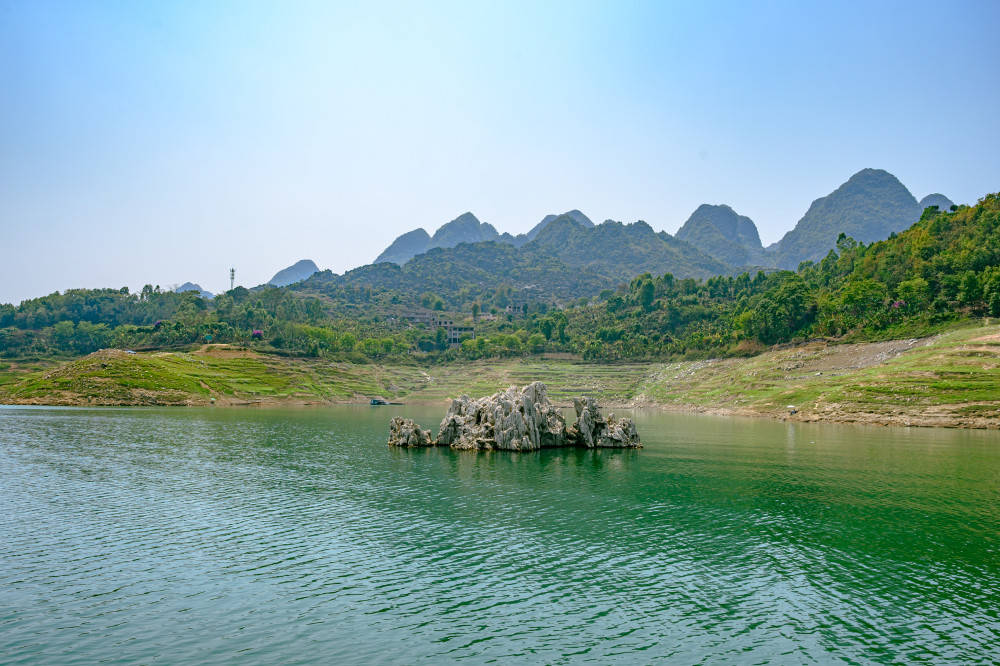 貴州秘境萬峰湖有76個杭州西湖大小湖中城堡宛若童話世界