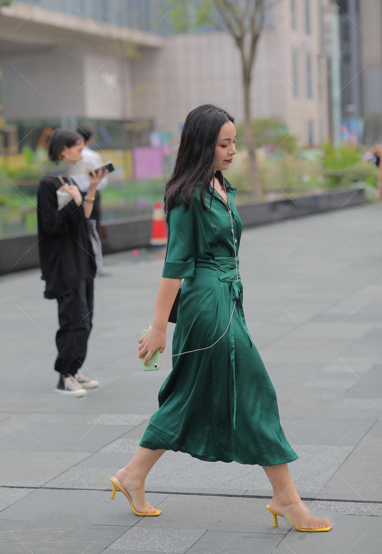 孔雀绿衬衫长裙搭配亮黄色高跟鞋高调亮眼端庄大气
