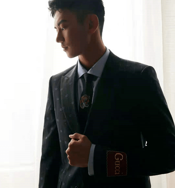 原创宁泽涛罕见露面穿绿皮鞋霸气出街身材比保镖高大神态疲惫不少