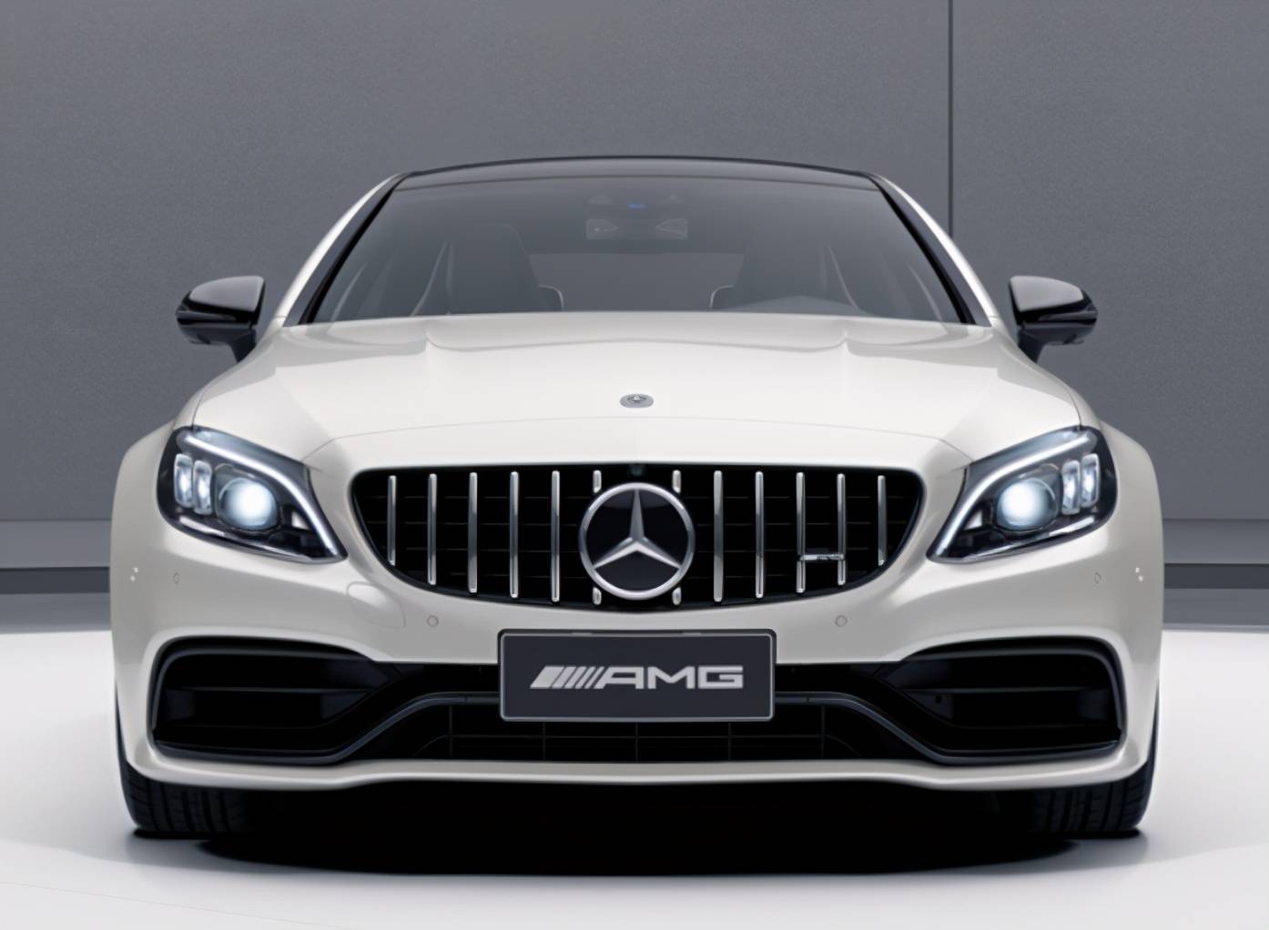 话不多说,直接上图,由于新款奔驰amg c63轿跑版和老款在外观上并没有