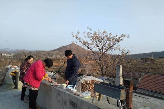 屋顶|冬日乡土风情味正浓，我和妹夫在房顶做烧烤，还有妻子爱吃的烤鱼