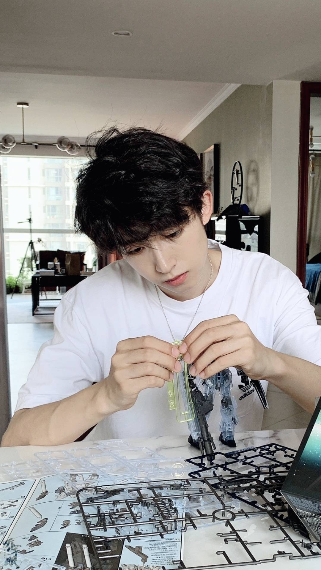 并且表示刘宇几次否认了他就读于中央传媒大学