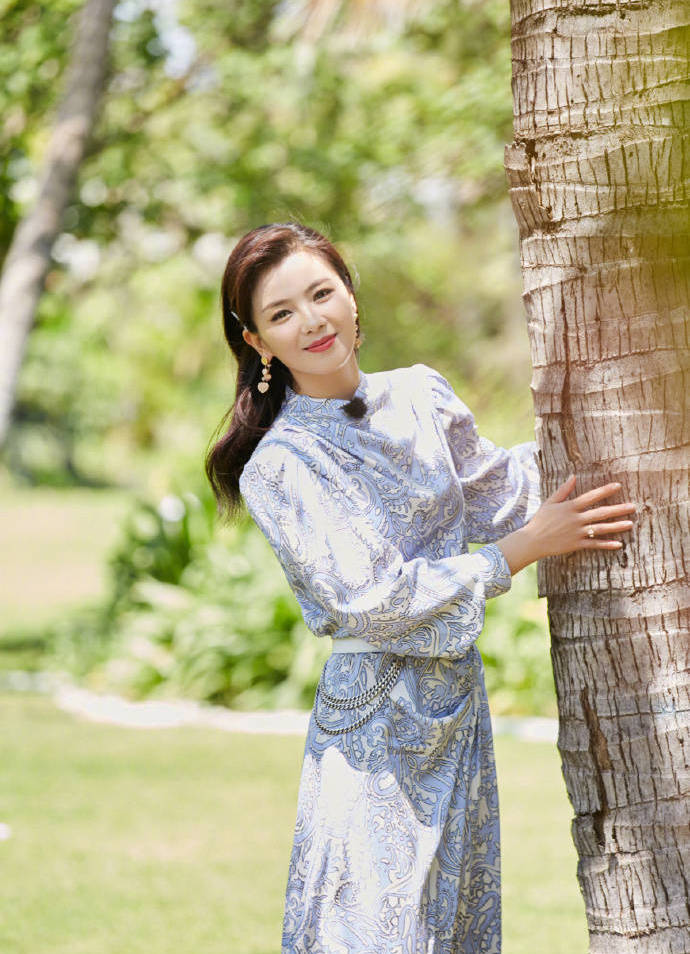 刘涛紫身着紫色印花长裙参加综艺满满优雅复古风