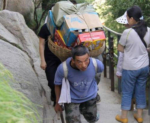 原创40年前,农村人肩扛450斤货物很轻松,为何现今很少有人能做到?