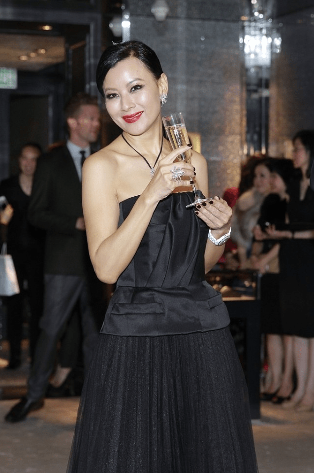 李美凤真是越老越有韵味,穿黑裙端庄不显老,身材保养得也不错