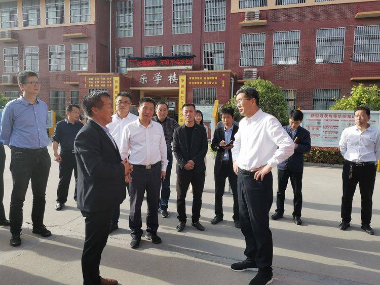 张怀德调研指导平舆县外国语小学 强调时刻把安全放在第一位