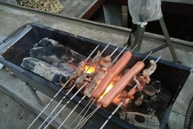 屋顶|冬日乡土风情味正浓，我和妹夫在房顶做烧烤，还有妻子爱吃的烤鱼