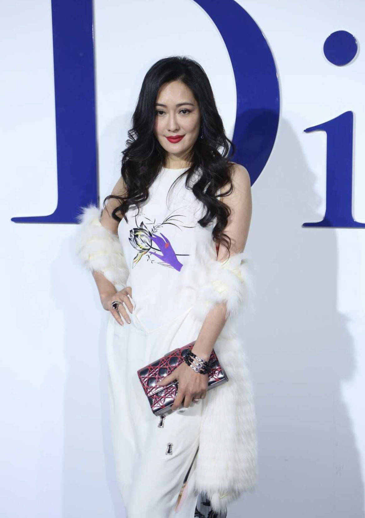 原创真没想到孟广美那么会打扮穿红色直筒连衣裙依然高贵优雅