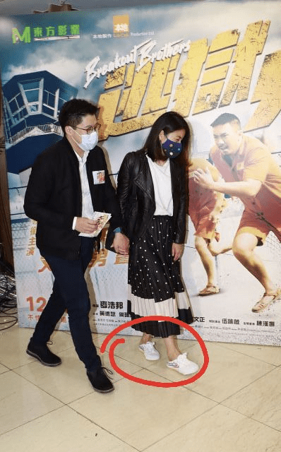 郭晶晶一家看芭蕾表演,7岁长子短裤里套秋裤