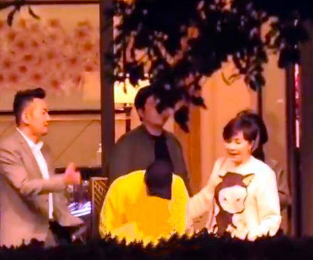 刘嘉玲黄晓明深夜聚餐 鞠躬挥手毕恭毕敬