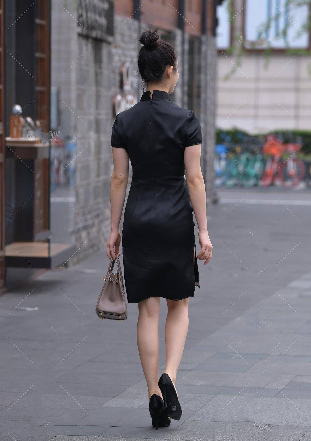 黑色旗袍搭配尖头高跟鞋穿出精致效果展现古典美