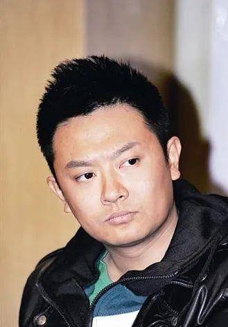 印小天事件放到职场,就是一场赤裸裸的职场霸凌,受害者最终被淘汰出局