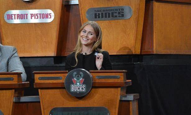 雄鹿千金晒出漂亮cos照,身材引人注目,球迷:难怪字母哥不肯走_mallory