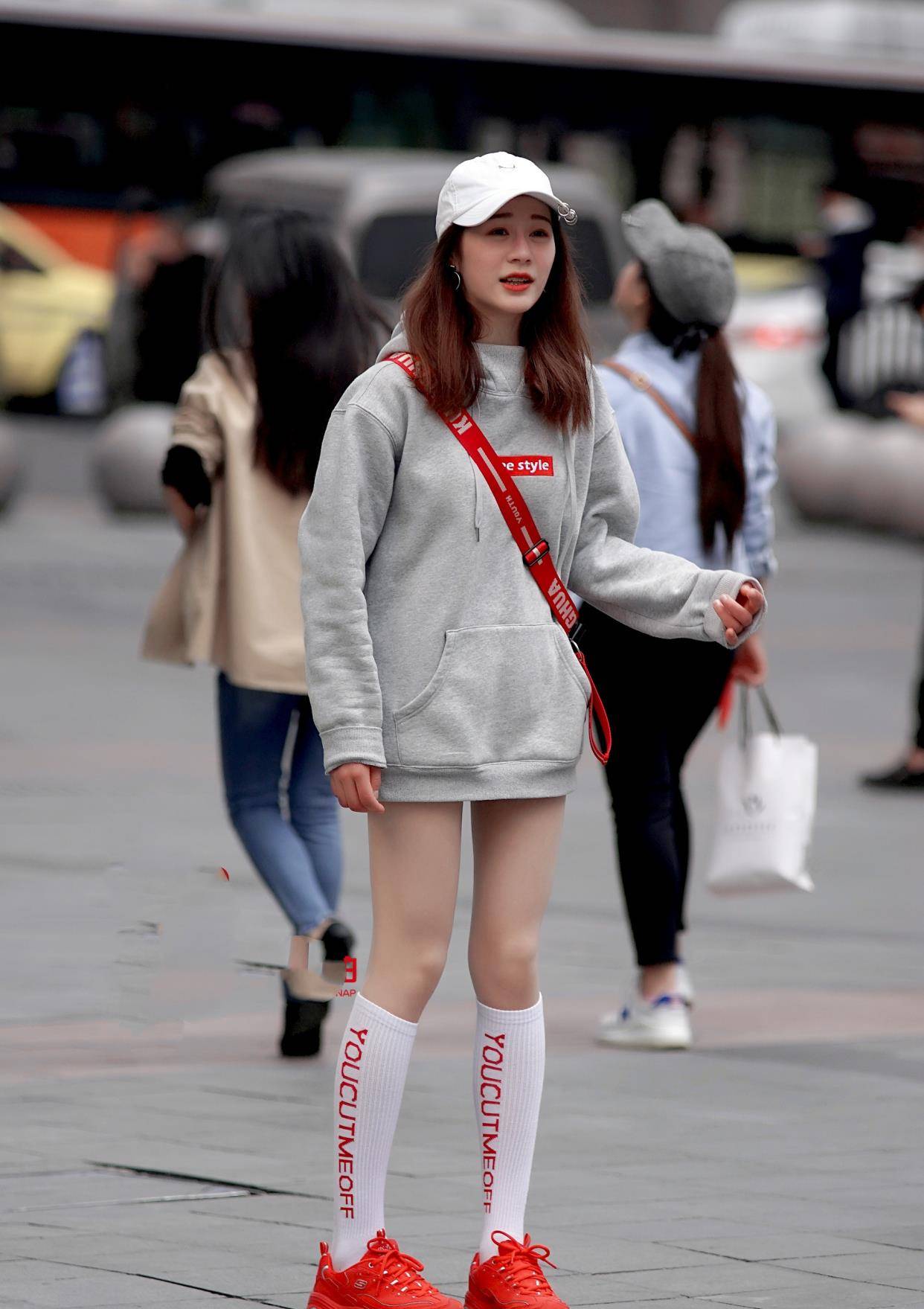 灰色卫衣搭配短裤红色运动鞋穿出下装消失的效果