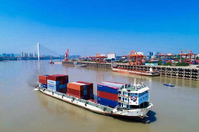 十万吨的货船都可以在长江上航行,为什么航母却不能驶进?_地方