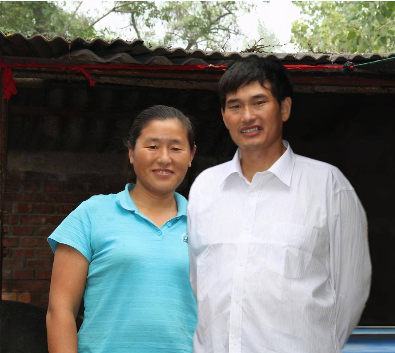 原创朱之文妻子终于高调波浪卷发穿红色旗袍裙农村大妈变时髦阿姨