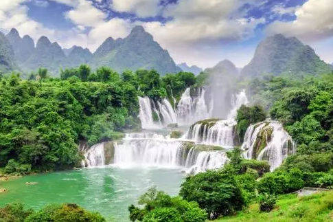 原创亚洲最大跨国瀑布曾是花千骨拍摄地一到雨季景观壮丽