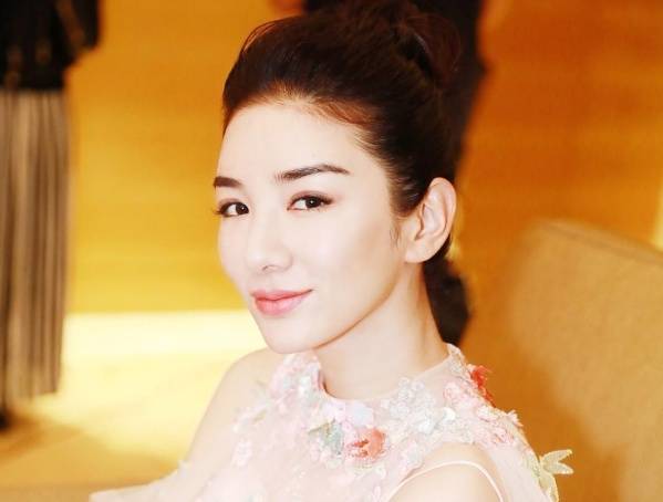 黄奕五一带女儿爬长城,与崔伟恋情进展顺利?找到自己勇往直前_黄芊玲