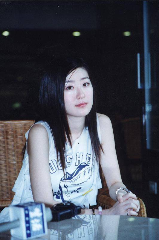 她是周星驰签约第一位女艺人,8年却只拍了2部戏,离开后再无人知_李卉