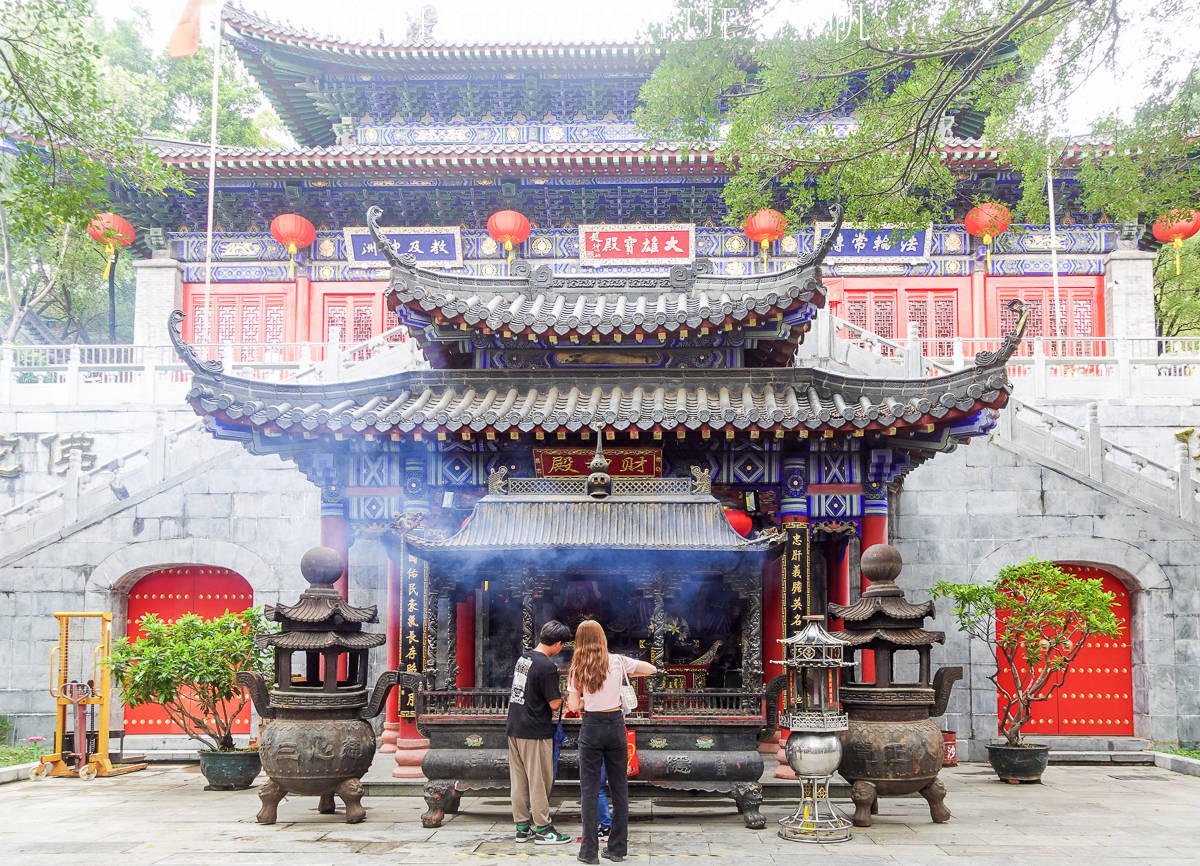 山庄内有一个寺院,名为隐贤寺,据说是东莞最大的一个寺院,里面有有