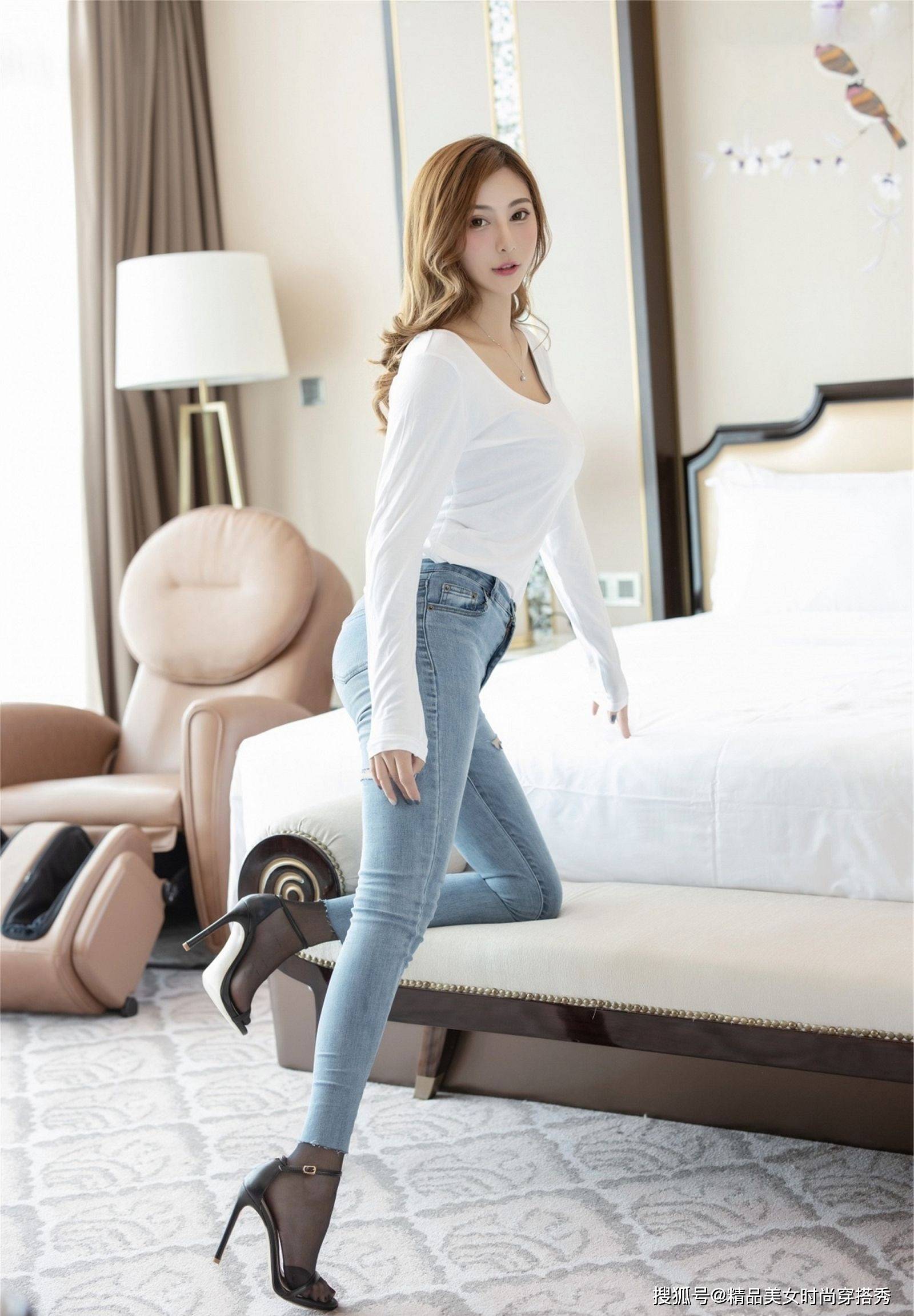 白色t恤搭配牛仔裤尽显高雅气质女人味不愧是网红明星的真爱