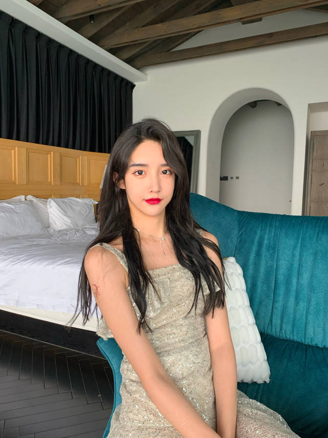 原创艾比虚报变性后拍暧昧视频配合男伴身高蹲着拍穿短裙露出安全裤